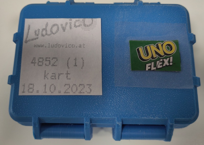 Das Bild zeigt eine von Ludovico selbst hergestellte Box, die das Spiel Uno Flex! enthält.